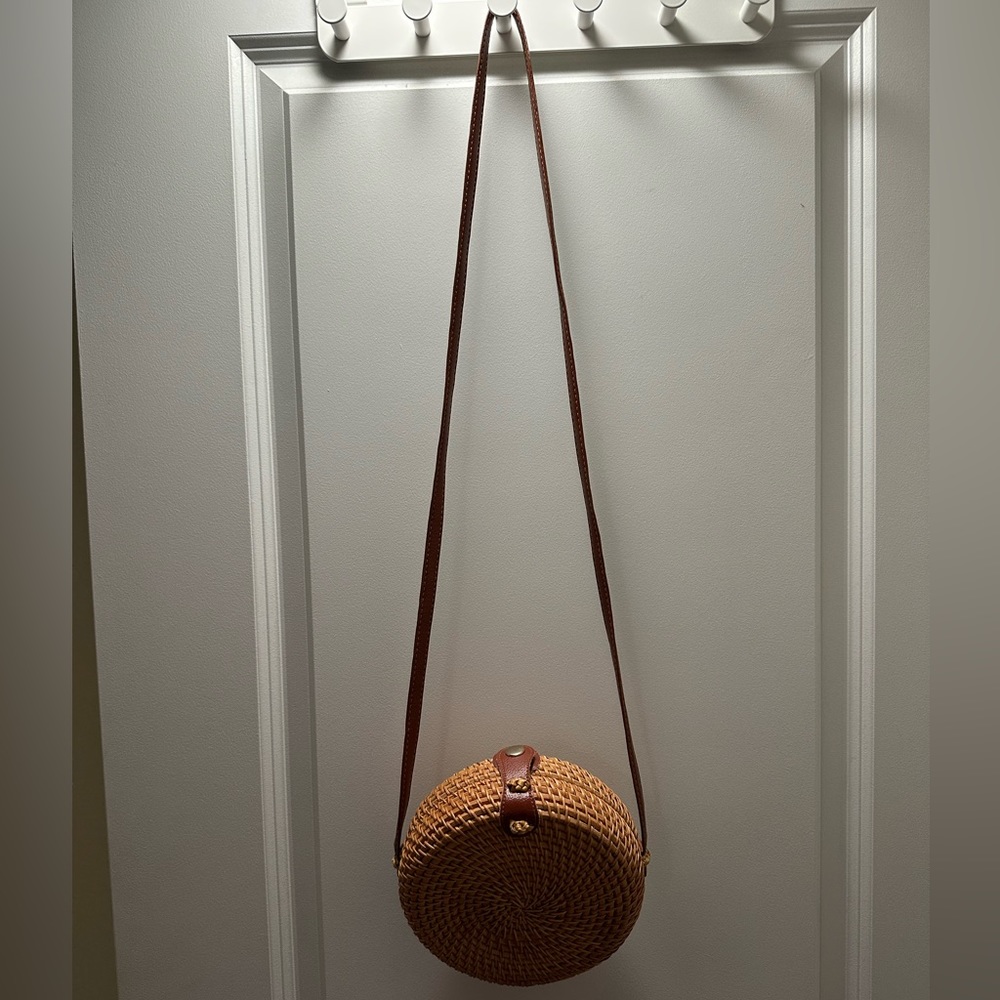 Light tan Straw circle bag with leather detail boho chic picnic crossbody